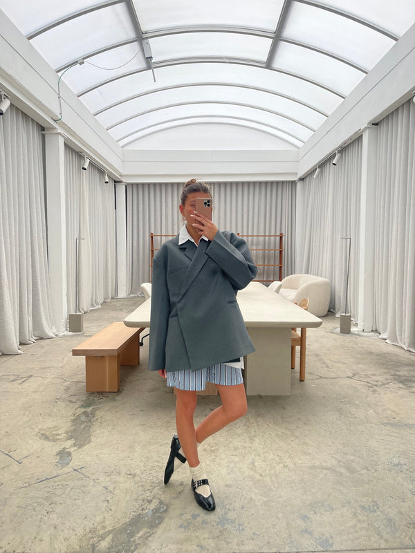 Damenblazer – Oversize-Passform – Asymmetrischer Seitenschlitz – Verdeckter Verschluss