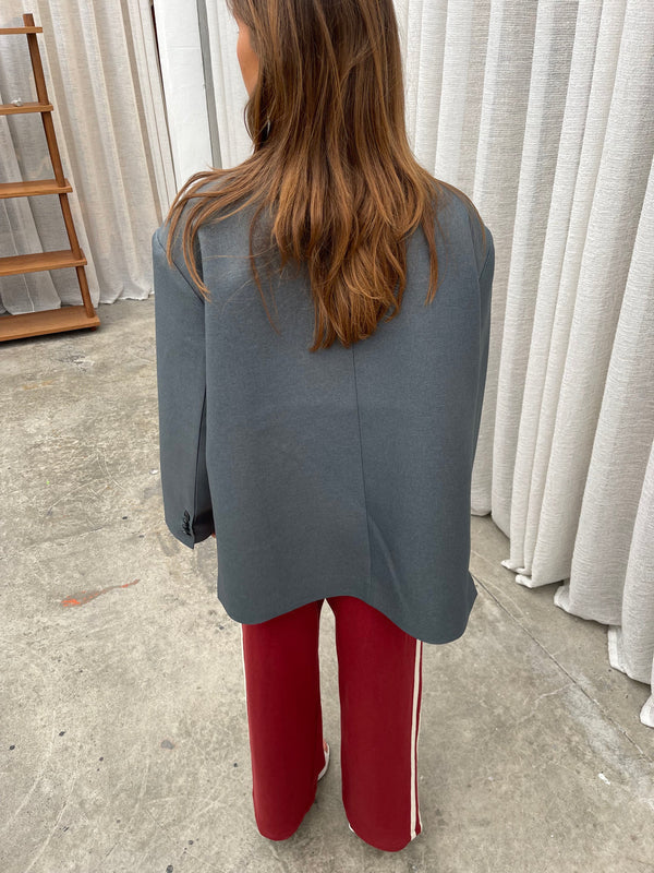 Damenblazer – Oversize-Passform – Asymmetrischer Seitenschlitz – Verdeckter Verschluss