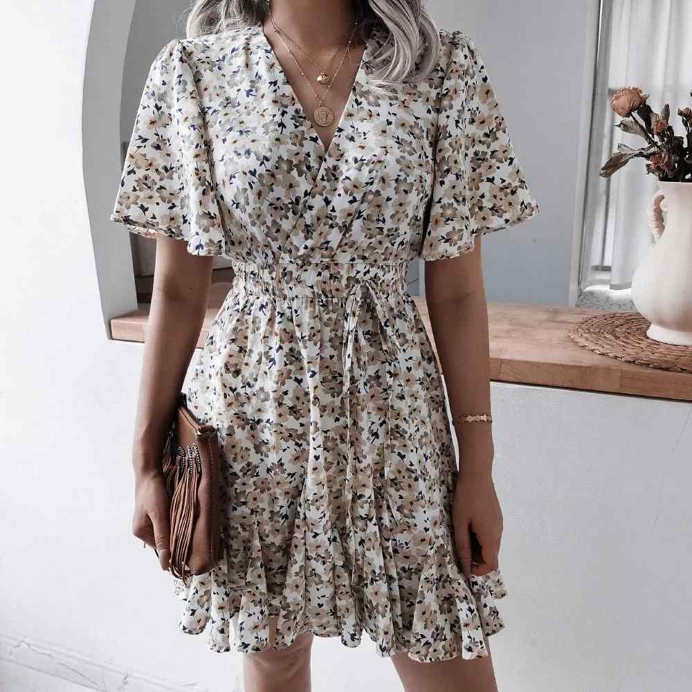 Kurzes Wickelkleid - florales Muster & elegante Flügelärmel