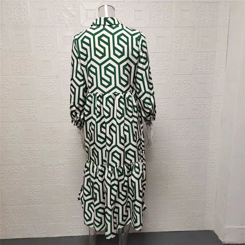 Langärmliges Kleid mit geometrischem Design