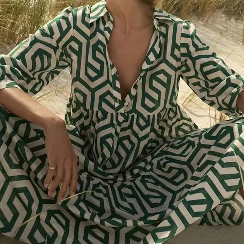 Langärmliges Kleid mit geometrischem Design