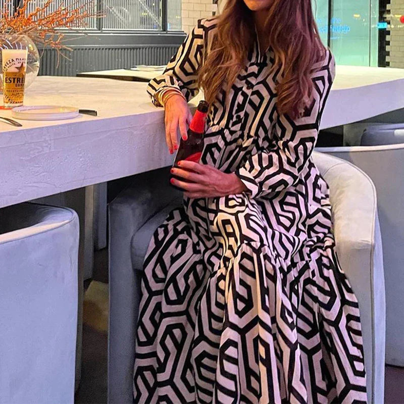 Langärmliges Kleid mit geometrischem Design